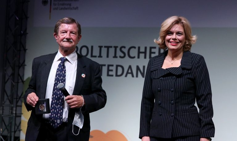 Professor Hartung mit Professor-Niklas-Medaille geehrt